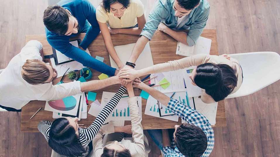 Persona felice che lavora da casa